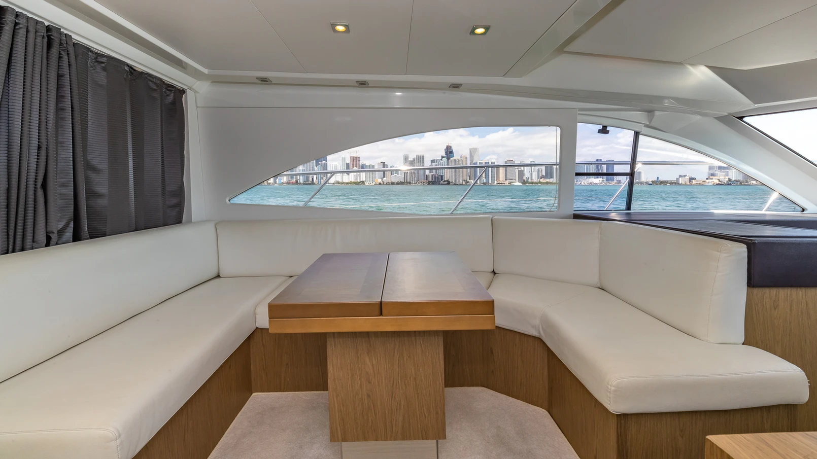 52' Beneteau GT Flybridge